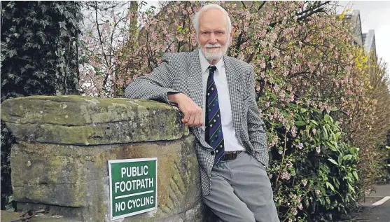  ?? Picture: David Wardle. ?? “Not anti-cycling”: David Middleton of Lade Braes Walk in St Andrews beside one of his signs.