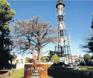  ??  ?? El Faro Segunda Barranca, uno de los sitios con historia de Bahía San Blas.