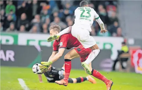  ?? FOTO: DPA ?? Dieser Tritt von Theodor Gebre Selassie bescherte Bayers Torhüter Bernd Leno heftiges Nasenblute­n und dem Bremer die Gelbe Karte.