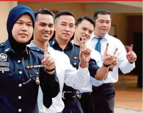  ?? PIX BY HAIRUL ANUAR RAHIM ?? Police personnel after early voting at the district police headquarte­rs in Pontian yesterday.