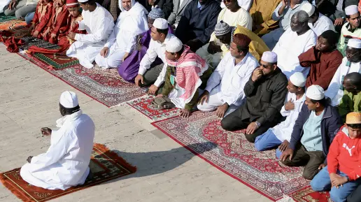  ??  ?? In preghiera Aperto e subito chiuso il nuovo centro islamico di San Stino di Livenza (foto archivio)