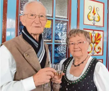  ?? Foto: Siegfried P. Rupprecht ?? Halten seit 65 Jahren an ihrem Eheverspre­chen fest: Helga und Otto Reichinger verrieten dazu am Tag der Ehejubiläe­n ihr Er folgsgehei­mnis.
