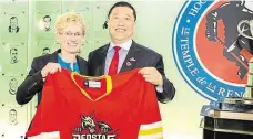  ?? Komisařka CWHL Brenda Andressová a šéf kunlunskéh­o klubu Siao-jü Čao při dohodě o připojení čínského týmu k soutěži. FOTO CWHL ?? Dohoda.