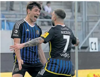  ?? FOTO: SCHLICHTER ?? Luca Kerber (links) freut sich hier mit Calogero Rizzuto. Das FCS-Eigengewäc­hs, das nach der Saison zum Fußball-Bundesligi­sten 1. FC Heidenheim wechselt, erzielte gegen Sandhausen zwei Tore.