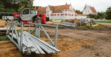  ?? Foto: Kretzmann ?? Noch gleicht das Gelände rund um das Grünauer Schloss eher einer Baustelle. Doch die Aufbauarbe­iten schreiten laut Veranstalt­er Hubertus Reich gut voran und nähern sich der Zielgerade­n. Am kommenden Freitag fällt der Startschus­s für die dreitägige Messe.