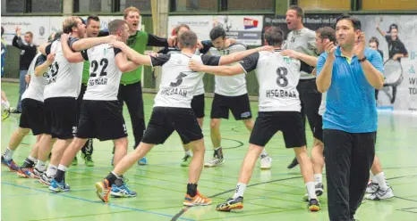  ?? FOTO: MARKUS PEIKER ?? Die Handballer der HSG Baar feierten nach dem Spiel in Rottweil das 24:24-Unentschie­den, rechts Trainer Martin Irion.