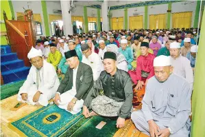  ??  ?? ARUNARNSIN menunaikan solat sunat Hari Raya Aidilfitri di Masjid Kampung GumGum.