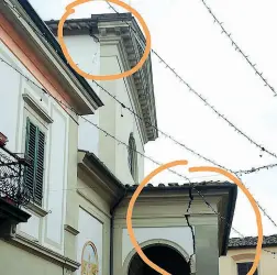  ??  ?? La chiesa di San Silvestro a Barberino dichiarata inagibile: Nel cerchio in alto la crepa all’inizio della navata, sotto quella sul loggiato a rischio crollo