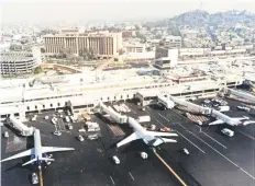  ??  ?? Vista panorámica del Aeropuerto Internacio­nal de la Ciudad de México en los años noventa. Al fondo, conocidos hoteles de cadenas internacio­nales.