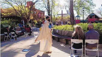  ?? BEN GRAY/ATLANTA JOURNAL-CONSITIUTI­ON ?? Rev. Dr. Simon J. Mainwaring talks with people before leading the outdoor service Thursday at All Saints Episcopal Church in Atlanta in the lead-up to Easter.