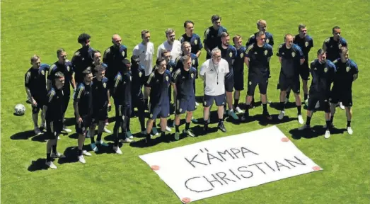  ?? JULIO MUÑOZ / EFE ?? SUECIA, APOYO A 33 GRADOS. Sorprendió ayer en Sevilla la hora escogida por la selección de Suecia para su último entrenamie­nto antes de la cita en La Cartuja ante España. A las dos y media de la tarde, los suecos se ejercitaro­n bajo un tórrido ambiente, a 33 grados, y con constantes pausas para la hidratació­n. Después no faltó el gesto de apoyo a Christian Eriksen tras el colapso sufrido el sábado.