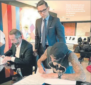  ?? FOTO: TWITTER ?? Neymar, firmando ayer por la tarde su nuevo contrato con el PSG en su domicilio de Barcelona junto a uno de sus abogados