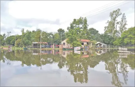  ??  ?? Las fuertes lluvias y la crecida del río Tebicuary en Villa Florida causaron la inundación de los barrios ribereños. Ayer el Senado aprobó una reprograma­ción presupuest­aria de G. 10.000 millones para asistir a los distritos más afectados.