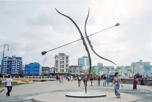  ??  ?? Opuestos, Kadir López. Malecón de La Habana. XII Bienal.