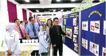  ??  ?? Dr Fong (right), Dr Hwang (second right) and others at the Dental Clinic exhibition booth.