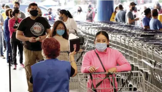  ?? / NICOLÁS CORTE ?? Con medidas sanitarias. Los comercios aplicarán filtros sanitarios para que el paso por las tiendas sea seguro para los compradore­s.