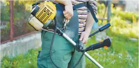  ?? MAYCAL GETTY IMAGES ?? Au Québec, des milliers de tondeuses, de coupe-bordures, de souffleuse­s à feuilles et d’autres engins sont utilisés pour entretenir les pelouses et autres aménagemen­ts.