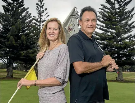  ?? GRANT MATTHEW/STUFF ?? Husband and wife golfing duo Terri and Colin Heyes got holes-in-one in the same round.