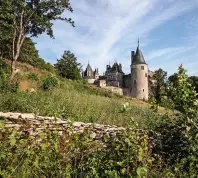  ??  ?? Rocamboles­que Dans le château, les gendarmes ont saisi un vrai petit trésor.