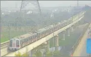  ?? SAKIB ALI/ HT ?? A Metro train near Mohan Nagar station in Ghaziabad.