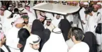  ??  ?? Sheikh Zayed greets citizens.