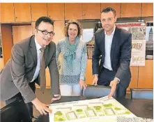  ?? FOTO: AKA ?? Bauherr Philipp Janssen, hier im Gespräch mit Bürgermeis­ter Christoph Landscheid­t und Stadtplane­rin Monika Fraling, hat in KampLintfo­rt beeits die Klimaschut­zsiedlung entwickelt.