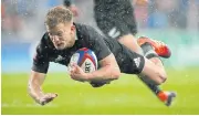  ?? REUTERS ?? New Zealand’s Damian McKenzie scores a try against England.