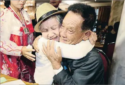  ?? AP ?? EmociónLa surcoreana Li Keum Seom, de 92 años, abraza a su hijo, de 71