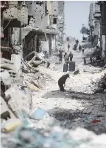  ?? AP ?? DESOLACIÓN. Palestinos visitan sus viviendas destruidas luego de la salida de las tropas israelíes.