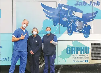  ?? ?? Nurse Richard Ridgewell, staff member Karen Titulaer and nurse Sonia Scolyer running the bus at Drouin Civic Park.