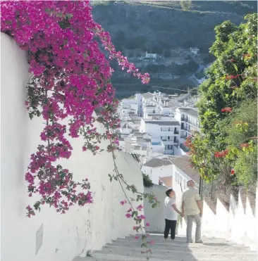  ?? PHOTOS: GIOVANNA DELL’ORTO/ THE ASSOCIATED PRESS ?? Pink bougainvil­lea flowers blossom in the narrow alleys of Frigiliana, one of Spain’s pueblos blancos, or white villages.
