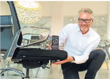  ?? RP-FOTO: MILENA REIMANN ?? Inwerk-Geschäftsf­ührer und Gründer Jens Hohenbild stellt den neuen Sensor für Bürostühle „MasterMove“ab heute auf der Kölner Messe Orgatec vor.