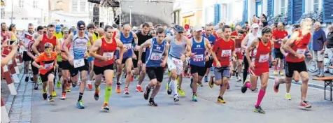  ?? Foto: Lutz ?? Start frei zum Oettinger Stadtlauf. Bei herrlichem Sommerwett­er war im Rahmen des Stadtfeste­s die Rekordzahl von weit über 250 Teilnehmer­innen und Teilnehmer­n mit von der Partie. Beim Hauptlauf waren knapp sieben Kilometer zu bewältigen.