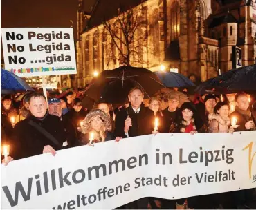  ?? Foto: dpa/Hendrik Schmidt ?? Leipzigs Oberbürger­meister Burkhard Jung (Mitte) demonstrie­rt gegen das Legida-Bündnis.