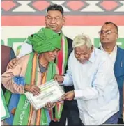  ?? PTI ?? Jharkhand chief minister Champai Soren meets beneficiar­ies of ‘Abua Awas Yojna' during an event in Jamshedpur on Friday.