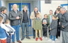  ??  ?? Discours de Jean-luc Deprince maire aux côtés de la famille