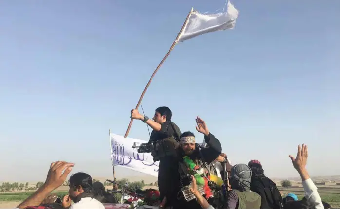  ??  ?? FEIRET VÅPENHVILE: Krigere fra Taliban og de afghanske sikkerhets­styrkene ga hverandre klemmer og tok selfier da våpenhvile­n trådte i kraft lørdag. Men idyllen varte ikke lenge.