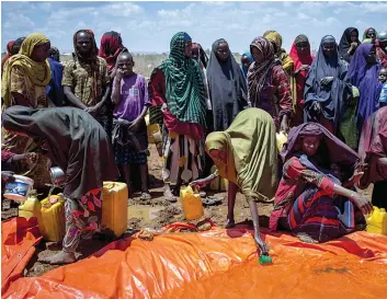  ?? DR ?? Milhares de somalis são forçados a abandonar as casas devido à seca e violência do al-Shabab