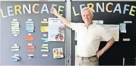  ?? ?? Seit 2021 hilft der pensionier­te Lehrer im Lerncafé aus