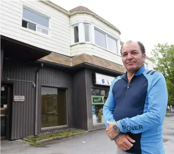  ?? PHOTO STEVENS LEBLANC ?? Le vieux bâtiment qui abrite notamment le Dépanneur de la Rive, à Cap-rouge, sera entièremen­t rénové à l’automne. Le nouveau propriétai­re de l’immeuble, Denis Dussault, a acquis la propriété au coût de 325 000 $ pour « lui redonner de l’amour ».