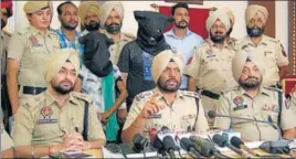  ?? SAMEER SEHGAL/HT ?? Deputy commission­er of police (investigat­ion) Jagmohan Singh (centre) and others police officials with the accused (with face covered) in Amritsar on Wednesday.