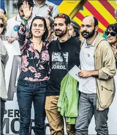  ?? LLIBERT TEIXIDÓ ?? Familiares. El acto contó con la presencia en el escenario de Susanna Barreda y Txell Bonet, parejas de Jordi Sànchez y Jordi Cuixart.