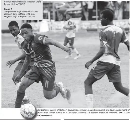  ?? IAN ALLEN/PHOTOGRAPH­ER ?? Dante Dacres (centre) of Wolmer’s Boys dribbles between Joseph Brightly (left) and Kavon Martin (right) of Hydel High School during an Issa/digicel Manning Cup football match at Wolmer’s.