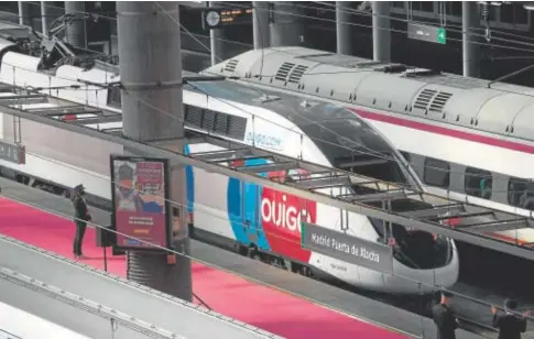  ?? // AFP ?? Un tren de Ouigo, caracterís­tico por su doble planta, en la estación de Atocha en Madrid