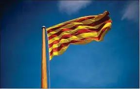  ??  ?? Le drapeau catalan, ici à Barcelone, et ses quatre barres rouges.