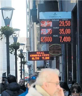  ??  ?? Cambio. La disparada del dólar volvió a tensar los nervios.