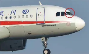  ?? WAN BI / XINHUA ?? Sichuan Airlines Flight 3U8633 prepares to land in Chengdu with a damaged cockpit windshield (circle) on Monday.