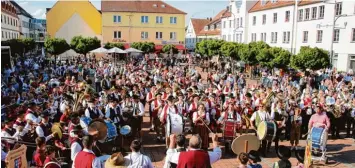  ?? Foto: Marcel Rother ?? Beim Sternmarsc­h strömten Kapellen aus allen Himmelsric­htungen auf den Schrannenp­latz, bis er voller Musikanten war. An schließend wurde gemeinsam musiziert, bevor der Festumzug startete.