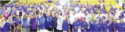  ??  ?? GEORGE bergambar ramai bersama ahli peladang yang hadir pada program Muafakat Peladang itu.