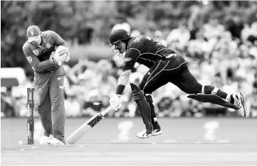  ?? - AFP photo ?? New Zealand’s Ross Taylor (R) makes it to safety as South Africa’s keeper Quinton de Kock tries to run him out during the second oneday internatio­nal cricket match between New Zealand and South Africa at the Hagley Park Oval in Christchur­ch on February...